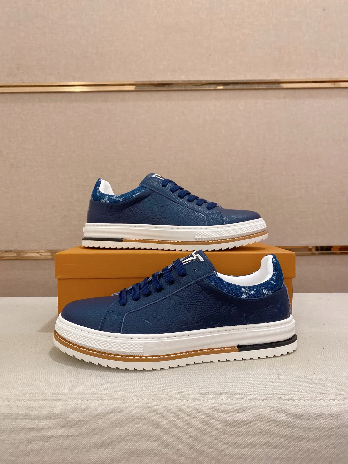 Men's shoes💰 420💰louis vuitton (Louis Vuitton/lv)🔍🔍The new counters are on sale at the same time. The uppers are imported from Italy. ⃣️Re-engraved🇮🇹💪💪, ⚠Sole: The original sole is specially provided by the original factory, the exclusive movable molded sole is super comfortable, ⚠Original and single goods 🔍high quality, you can enter and leave the counter at will, welcome to compare⚠. Code number: 38-44 (45/customized, non-refundable)